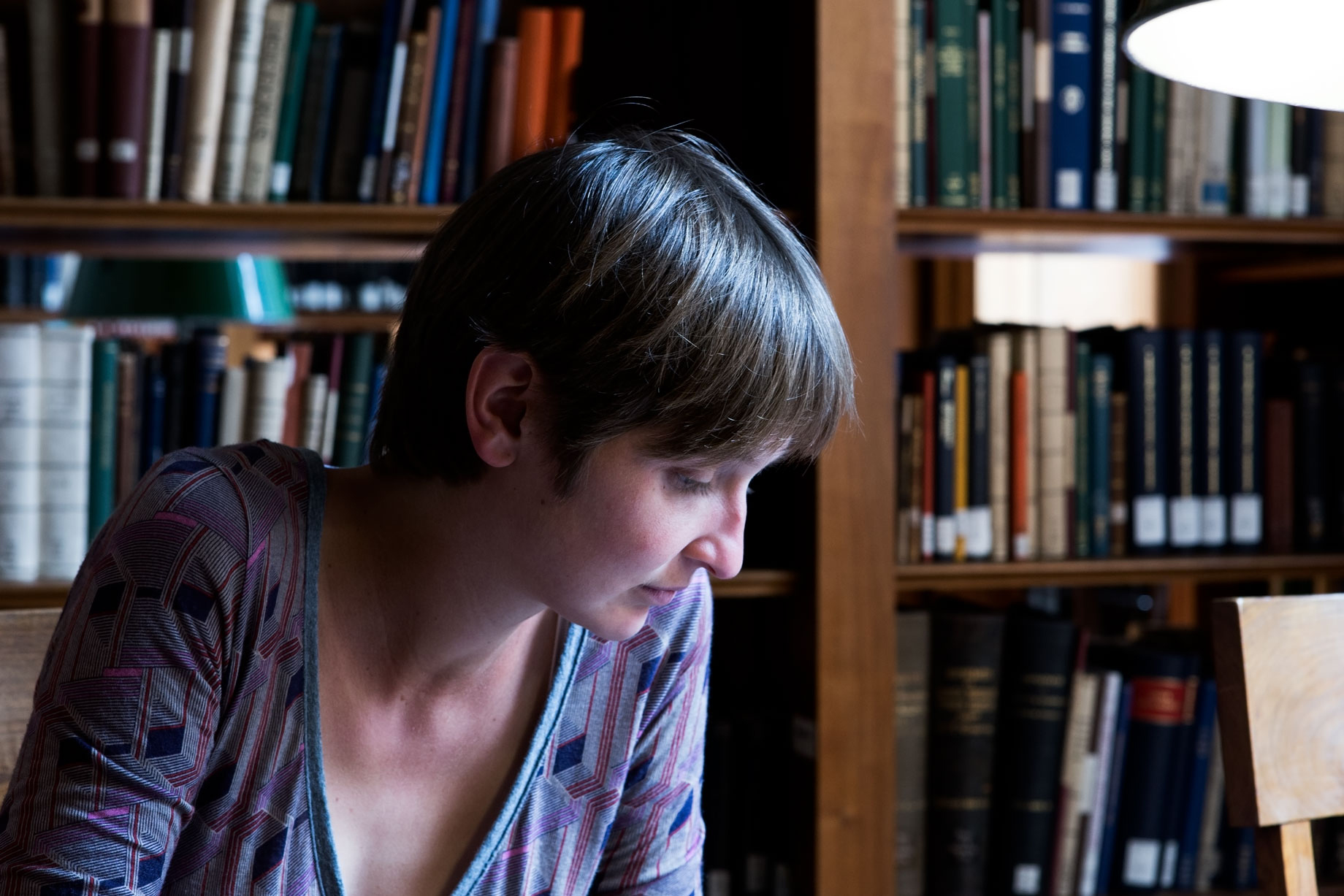 Color photograph of Maya Maskarinec studying in the AAR Library in 2014